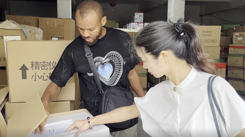 African importer consulting with a logistics expert about shipping documents and customs clearance strategies in China